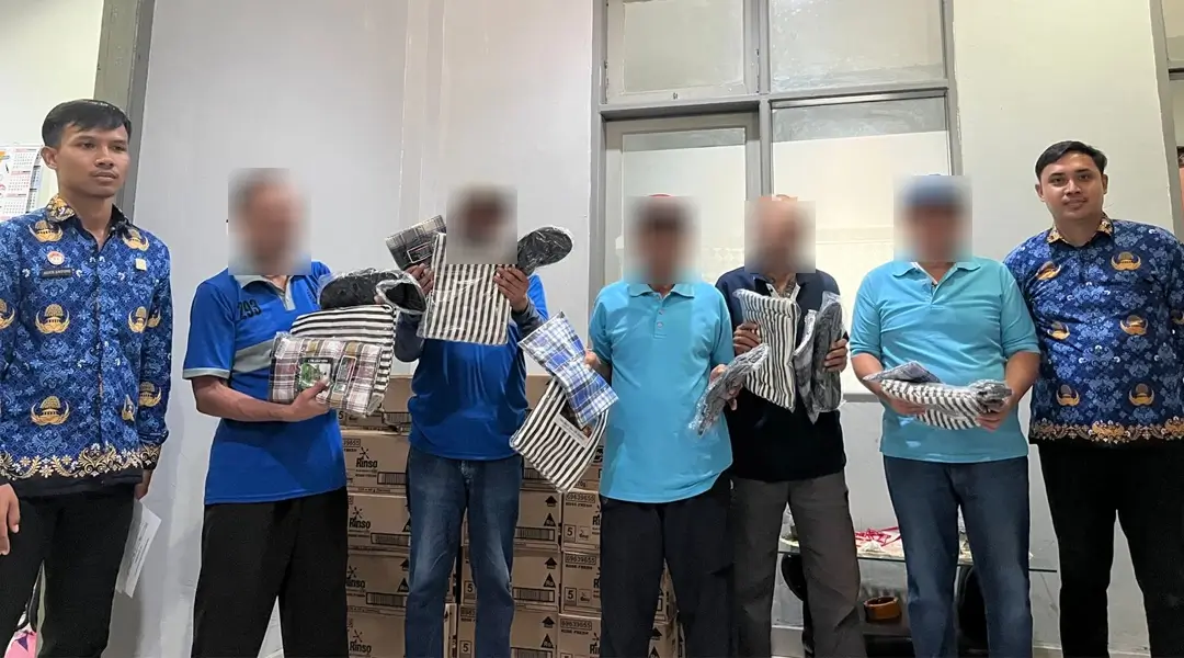 Sejumlah warga binaan menunjukkan bantuan berbagai kebutuhan dasar di Lapsa Kelas IIA Palu, Sabtu (30/11/2024). (Foto: Humas Lapas Palu)