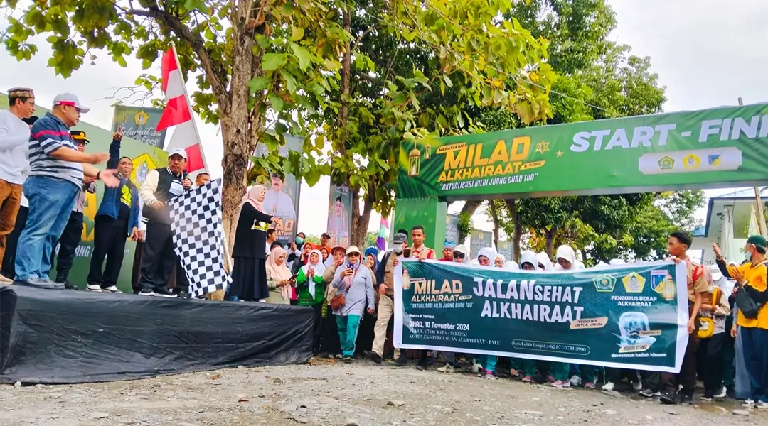 Pelepasan pesereta jalan santai memperingati milad ke-94 Alkhairaat di Kompleks ALkhairaat Palu, Minggu (10/11/2024). (Foto: Ist)