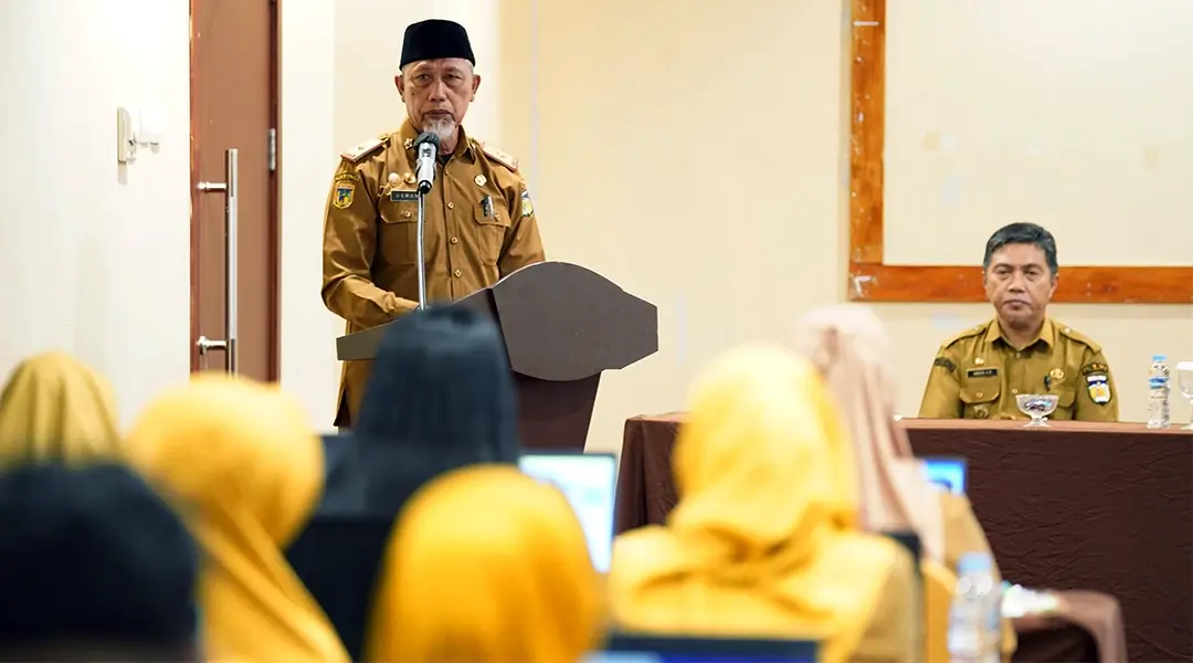Asisten Bidang Pemerintahan dan Kesra Setda Kota Palu, Usman memberikan sampbutan pada pembukaan Pelatihan NAalisa Jabatan dan Beban Kerja jajaran Pemkot Palu di Palu, Senin (11/11/2024). (Foto; Prokopim Setda Kota Palu/Jufri)