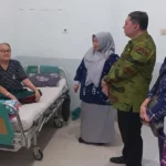 Pjs Wali Kota Palu, Muchsin Husein berbincang dengan seorang pasien usai meresmikan Anutapura Cancer Care di RSUD Anutapura Palu, Kamis (14/11/2024). (Foto: Prokopim Setda Kota Palu/Jufri)