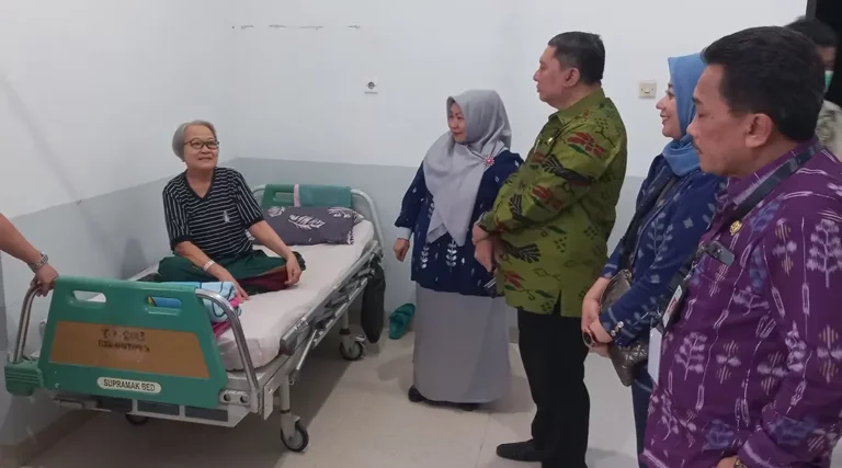 Pjs Wali Kota Palu, Muchsin Husein berbincang dengan seorang pasien usai meresmikan Anutapura Cancer Care di RSUD Anutapura Palu, Kamis (14/11/2024). (Foto: Prokopim Setda Kota Palu/Jufri)
