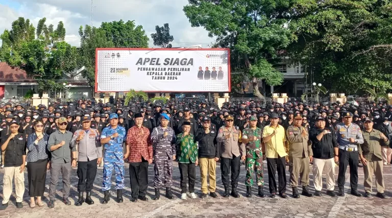 Unsur Bawaslu Kota Palu dan Forkopimda Kota Palu pada Apel Siaga Pengawasan Pilkada di halaman belakang kantor Gubernur Sulteng, Sabtu (23/11/2024). (Foto: Prokopim Setda Kota Palu/Jufri)