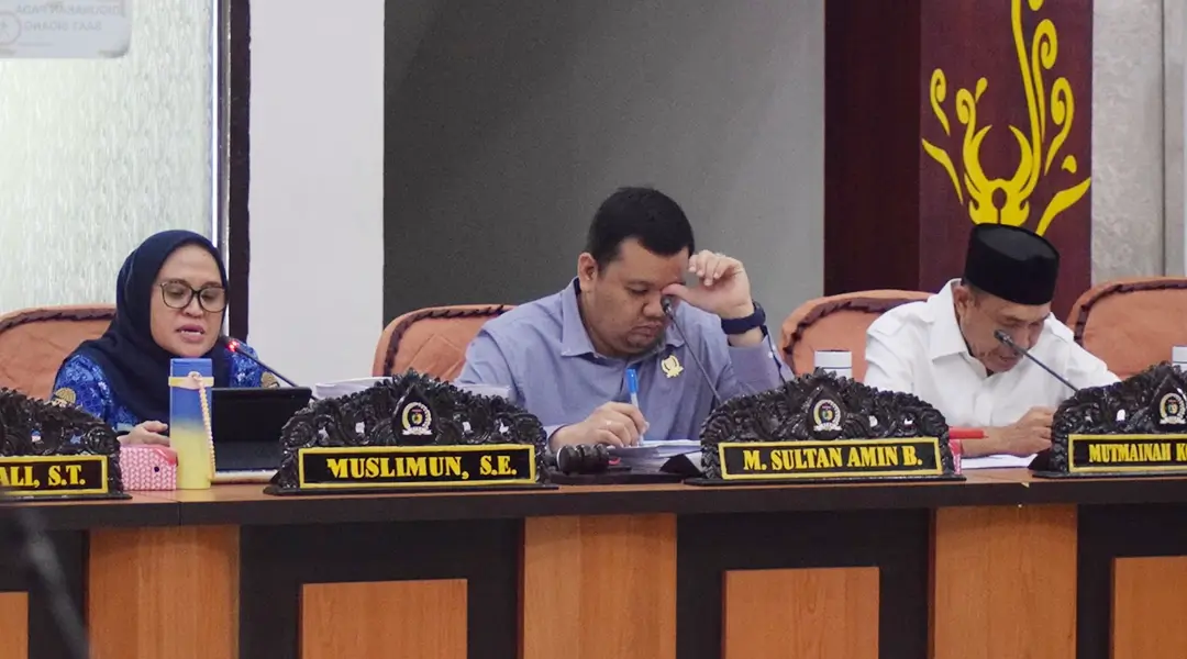 Sekkot Palu, Irmayanti (kiri) bersama Ketua DPRD Kota Palu, Rico AT Djanggola pada rapat Banggar membahas Ranperda APBD Koa Palu 2025 di RUang Sidang UTama DPRD Kota Palu, Senin (18/11/2024). (Foto: Prokopim Setda Kota Palu/Imron)