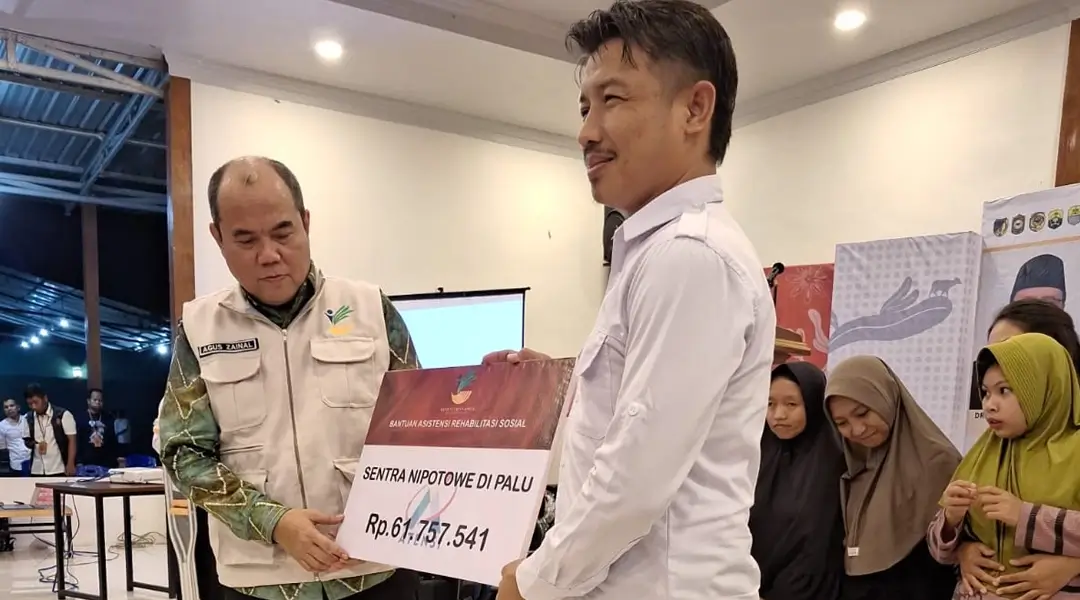 Penyerahan penghargaan dan bantuan asistensi rehabilitasi sosial di Palu, Jumat (29/11/2024). (Foto: ist)
