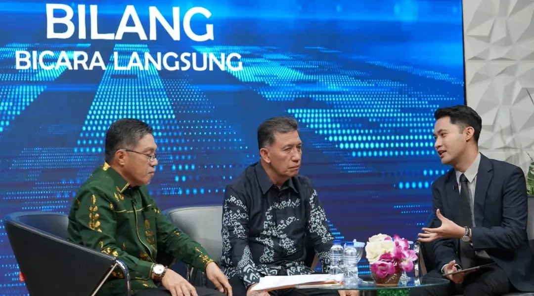 Asisten Administrasi Umum Setda Kota Palu, Imran Lataha (tengah) bersama Kepala BKPSDMD Kota Palu, Abidin pada prodgram Bilang si TVRi Sulteng, Rabu (27/11/2024). (Foto: Prokopim Seftda Kota Palu/Iwan)