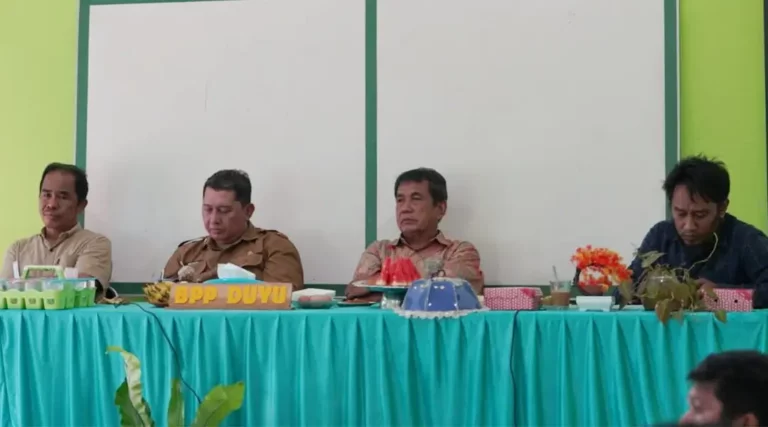 Ketua KPPP Sulawesi Tengah, Hasanuddin Atjo, Ketua KPPP Sulawesi Tengah, Hasanuddin Atjo (kedua kanan) bersama Pjs Wali Kota Palu Muchsin Husein Pakaya di Kantor BPP Duyu, Selasa (19/11/2024). (Foto: Propokim Setda Kota Palu/Iwan)