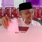 Wali Kota Palu, Hadianto Rasyid memasukkan surat suara usai mencoblos di TPS 01 Kelurahan Taipa, Rabu (27/11/2024). (Foto: Prokopim Setdakota palu/Jufri)