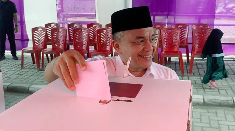 Wali Kota Palu, Hadianto Rasyid memasukkan surat suara usai mencoblos di TPS 01 Kelurahan Taipa, Rabu (27/11/2024). (Foto: Prokopim Setdakota palu/Jufri)
