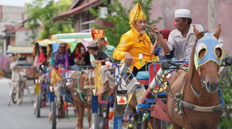 Asisten I Setdakot Palu, Usman naik dokar menuju arena Festival Ngata Topodoka di Keluraha Palupi Palu, Jumat (8/11/2024). (Foto: Prokopim Setda Kota Palu/Iwan)