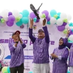 Pjs Wali KOta Palu, Muchsin Husein Pakaya (tengah) melepas burung merpati menandai puncak peringatan Harkesnas di halaman Kantor Wali Kota Palu, Minggu (17/11/2024). (Foto: Prokopim Setda Kota Palu/Jufri)