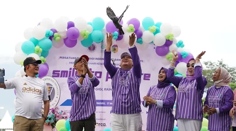 Pjs Wali KOta Palu, Muchsin Husein Pakaya (tengah) melepas burung merpati menandai puncak peringatan Harkesnas di halaman Kantor Wali Kota Palu, Minggu (17/11/2024). (Foto: Prokopim Setda Kota Palu/Jufri)