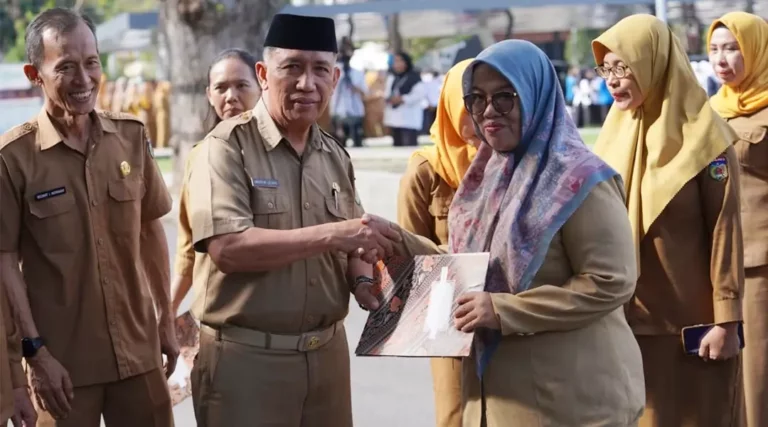 Asisten bidang Administrasi Umum Setda Kota Palu, Imran Lataha (kedua kiri) didampingi Kadis Kesehatan Kota Palu menyerahkan piagam kepada tenaga kesehatan ysaui upacara peringatan Hari Kesehatan Nasonal 2024 di halaman Kantor Wali Kota Palu, Selasa (12/11/2024). (Foto: prokopim Setda Kota Palu/Iwan)