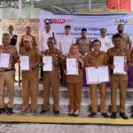 Sejumlah lurah di Kota Palu menunjukkkan naskah penyerahan proyek ISL-CSRRP yang telah selesai dibangun di Palu, Selasa (12/11/2024). (Foto: Prokopim Setda Kota Palu/Jufri)