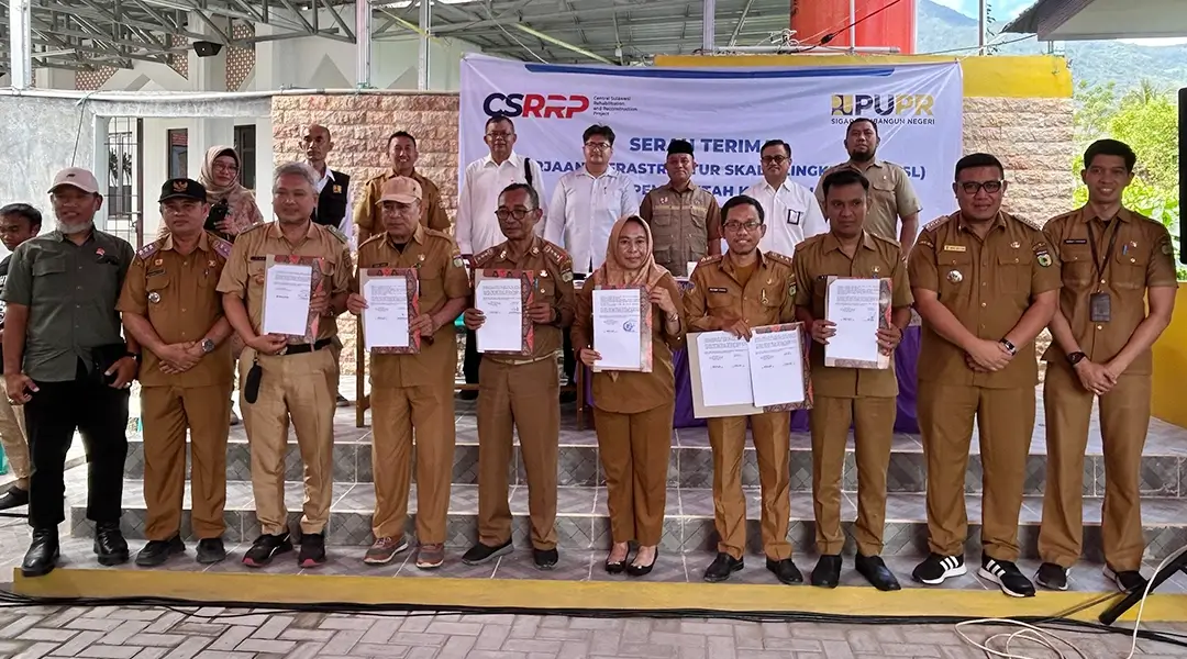 Sejumlah lurah di Kota Palu menunjukkkan naskah penyerahan proyek ISL-CSRRP yang telah selesai dibangun di Palu, Selasa (12/11/2024). (Foto: Prokopim Setda Kota Palu/Jufri)