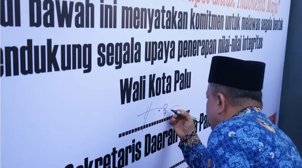 Wali KOta Palu Hadianto Rasyid meneken tanda komitmen bersama anti korupsi usai upacara peringatan HUT ke-53 Korpri, di Palu, Jumat (29/11/2024). (Foto: Setda Kota Palu/Jufri)