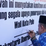 Wali KOta Palu Hadianto Rasyid meneken tanda komitmen bersama anti korupsi usai upacara peringatan HUT ke-53 Korpri, di Palu, Jumat (29/11/2024). (Foto: Setda Kota Palu/Jufri)