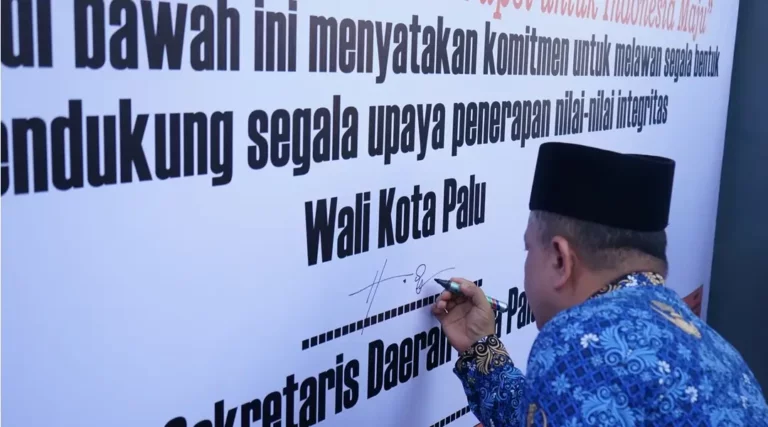 Wali KOta Palu Hadianto Rasyid meneken tanda komitmen bersama anti korupsi usai upacara peringatan HUT ke-53 Korpri, di Palu, Jumat (29/11/2024). (Foto: Setda Kota Palu/Jufri)