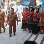 Menteri Perlindungan Pekerja Migran, Abdul Kadir Karding (kiri) saat tiba di SMKN 2 Palu, Selasa (19/11/2024). (Foto: Yusuf)