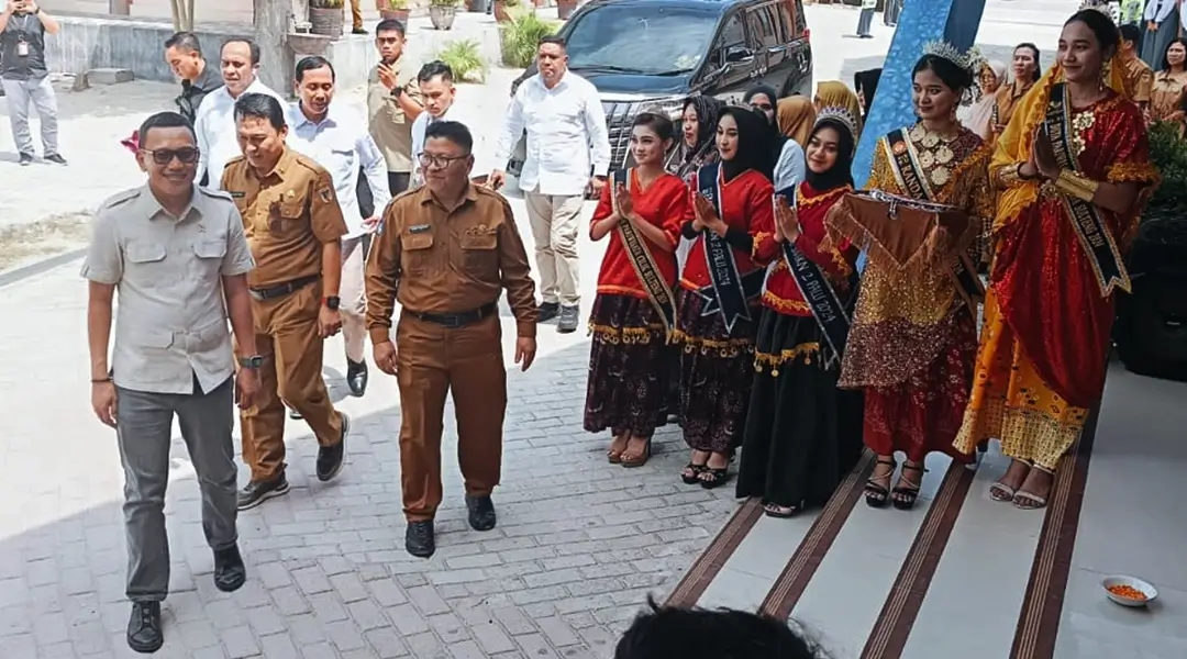 Menteri Perlindungan Pekerja Migran, Abdul Kadir Karding (kiri) saat tiba di SMKN 2 Palu, Selasa (19/11/2024). (Foto: Yusuf)