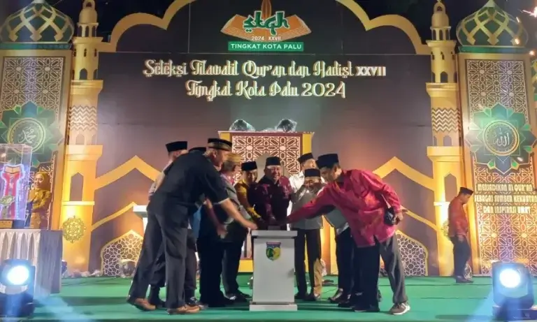 Pjs Wali Kota Palu, Muchsin Pakaya Husain bersama sejumlah pejabat menekan tombol menandai pembukaan STQH XXVII di Palu, Sabtu (2/11/2024). Foto: Prokopim Setda Kota Palu/Jufri)