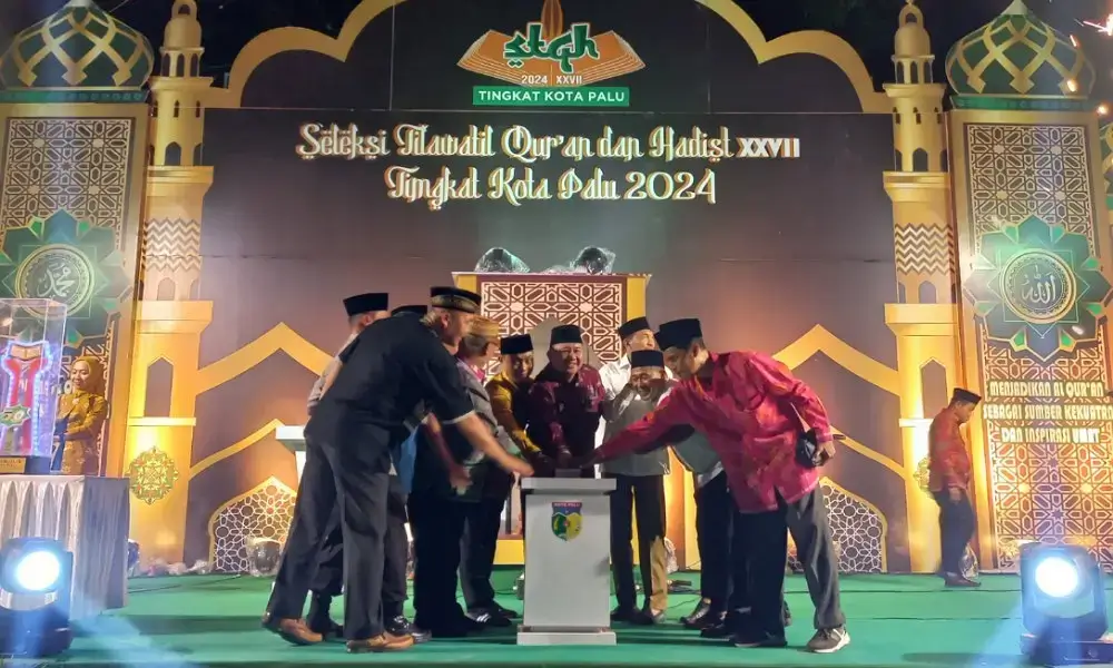 Pjs Wali Kota Palu, Muchsin Pakaya Husain bersama sejumlah pejabat menekan tombol menandai pembukaan STQH XXVII di Palu, Sabtu (2/11/2024). Foto: Prokopim Setda Kota Palu/Jufri)