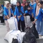 Sejumlah mahasiswa memasukkan sampah yang dipungutnya pada aksi Pahlawan Kampanye Pugnut Sampah bersama DLH Kota Palu di Palu, Minggu (10/11/2024). (Foto: Ist)