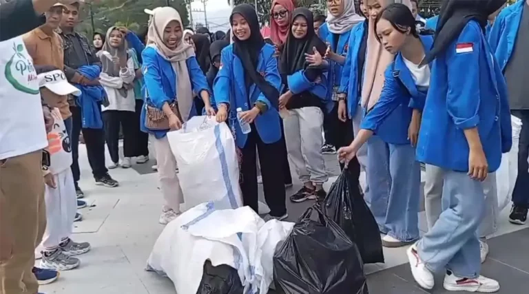 Sejumlah mahasiswa memasukkan sampah yang dipungutnya pada aksi Pahlawan Kampanye Pugnut Sampah bersama DLH Kota Palu di Palu, Minggu (10/11/2024). (Foto: Ist)