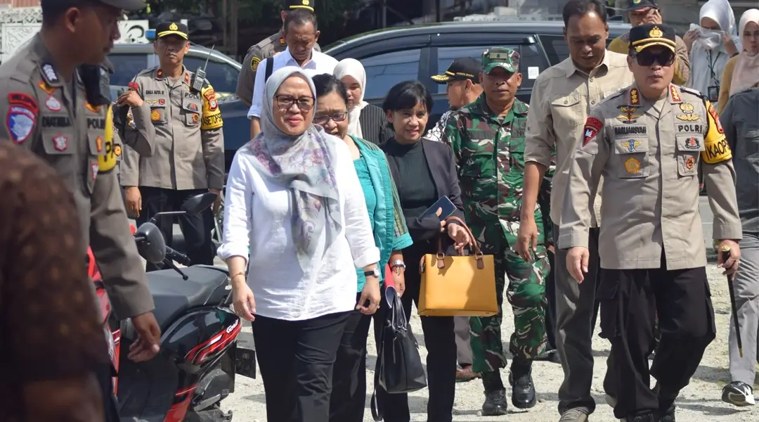 Sekkot Palu Irmayanti berjalan bersama Kapolresta Palu Kombes Pol Barliansyah dan perwakilan Kemendagri saat memantau pencoblosan di salah satu TPS di Palu, Rabu (27/11/2024). (Foto: Prokopim Setda Kta Palu/Imron)