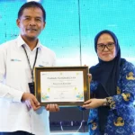 Manager PT. PLN UP3 Palu, Yanuar (kiri) menyerahkan piagam penghargaan kepada Sekretaris Daerah Kota Palu, Irmayanti Pettalolo. pada customer gathering di Palu, Senin (18/11/2024). (Foto: Prokopim Setda Kota Palu/Jufri)