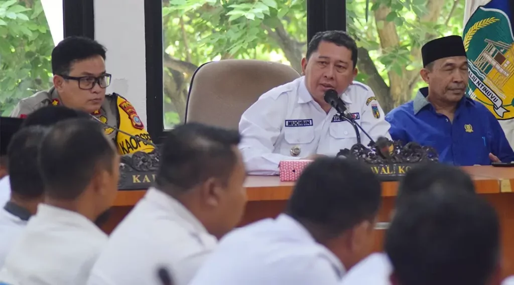 Pjs Wali Kota Palu, Muchsin Husein Pakaya (tengah) pada Rakor Pilkada di Ruang Bantaya, Rabu (20/11/2024). (Foto: Prokopim Setda Koa Palu/Jufri)