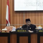 Ketua DPRD Kota Palu, Rico AT Djanggola (tengah) pada rapat paripurna di DPRD Kota Paly, Selasa (26/11/2024). (Foto: Prokopim Setda Kota Palu/Imron)