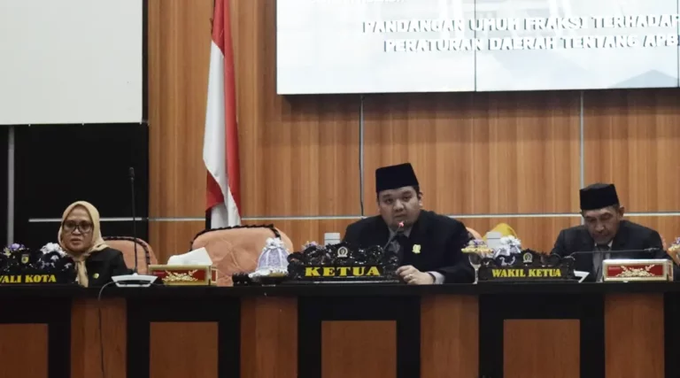 Ketua DPRD Kota Palu, Rico AT Djanggola (tengah) pada rapat paripurna di DPRD Kota Paly, Selasa (26/11/2024). (Foto: Prokopim Setda Kota Palu/Imron)