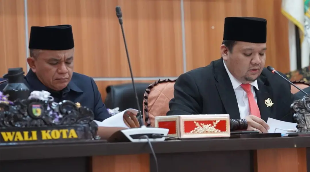 Wali Kota Palu, Hadianto Rasyid (kiri) bersama Ketua DPRD Kota Palu, Rico AT Djanggola apda Rapat Paripurna tentang Ranperda PPJSK, Jumat (29/11/2024). (Foto: Setdakot Palu/Iwan)