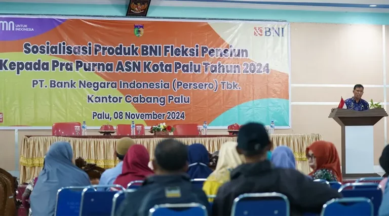 Asisten bidang Administrasi Umum Setda Kota Palu, Imran Lataha menyampaikan sambutan pada sosialisasi produk simpanan dan pinjaman BNI khusus untuk ASN yang akan memasuki pra-pensiun, Jumat (8/11/2024). (Foto: Prokopim Setda Kota Palu/Jufri)