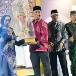 Sekkot Palu, Irmayanti (kedua kiri) menyerahkan piala kepada tim pemenang pada penutupan STQH XXVII di Palu, Rabu (6/11/2024) malam. (Foto: Prokopim Setda Kota Palu/Iwan)
