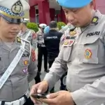 Petugas Bid Porpam mengecek HP seorang personel usai apel di Mapolda Sulteng, Kamis (7/11/2024). (Foto: Humas Polda Sulteng).