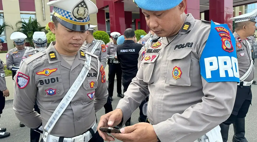 Petugas Bid Porpam mengecek HP seorang personel usai apel di Mapolda Sulteng, Kamis (7/11/2024). (Foto: Humas Polda Sulteng).