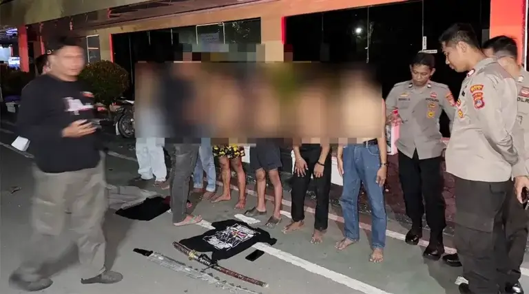 Sejumlah remaja geng motor dan barang bukti yang disita saat ditangkap aparat patroli Perintis Podla SUlteng, Minggu (3/11/2024). (Foto: Humas Polda Sulteng)