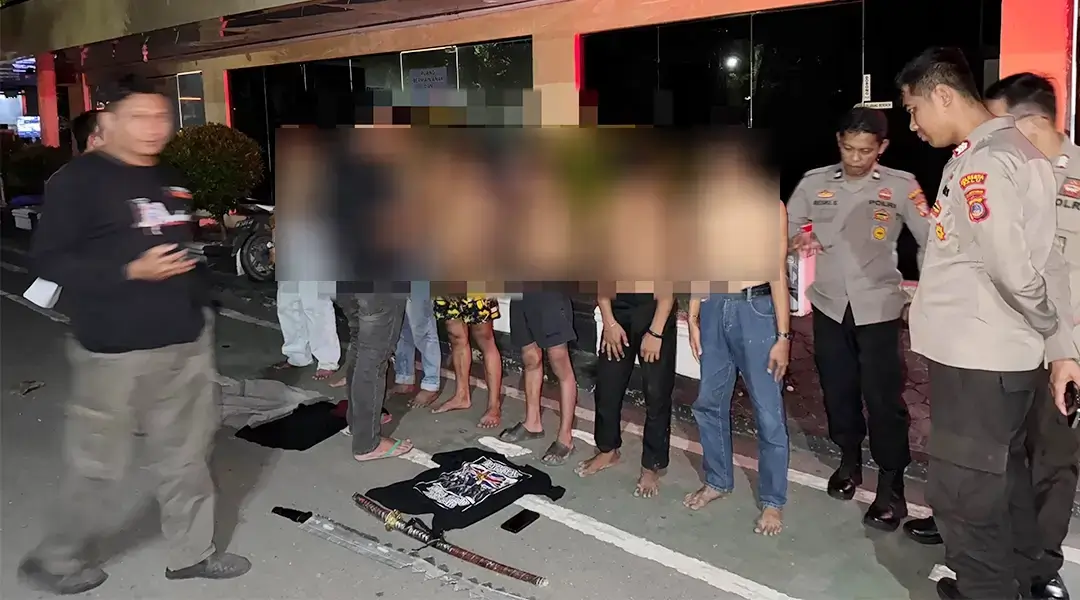 Sejumlah remaja geng motor dan barang bukti yang disita saat ditangkap aparat patroli Perintis Podla SUlteng, Minggu (3/11/2024). (Foto: Humas Polda Sulteng)