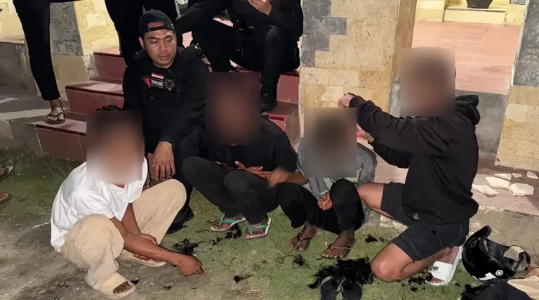 Keempat anggota geng motor yang beraksi di Jembatan Pombewe Sigi ditangkap Tim Patroli Perintis Polda Sulteng, Senin (11/11/2024). (Foto: Humas Polda Sulteng)