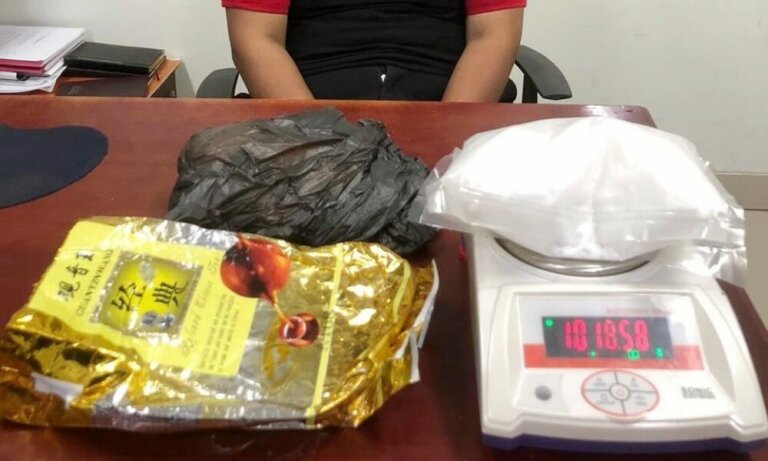 Tersangka RGA beserta barang bukti sabu 1 kg yang disita aparat, Selasa (19/11/2024). (Foto: Humas Polda Sulteng