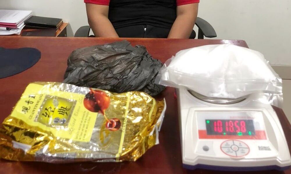 Tersangka RGA beserta barang bukti sabu 1 kg yang disita aparat, Selasa (19/11/2024). (Foto: Humas Polda Sulteng