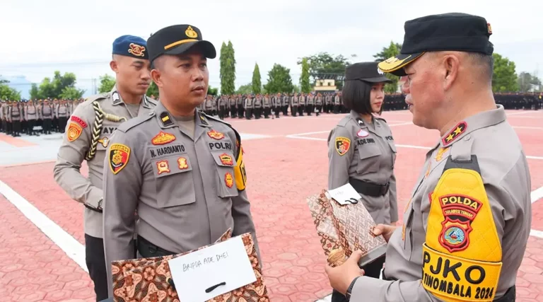 Kapolda Sulteng menyematkan tanda pengamanan pilkada kepada personel dalam apel di mapodla Sulteng. Sabtu (23/11/2024). (Foto: Humas Polda Sulteng)