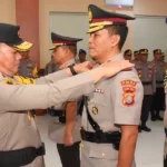 Kapolda Sulteng Irjen Pol AGus Nugroho menyemaptkan tanda jabatan kepada Wakapolda Sulteng yang baru, Kombes Pol Kombes Pol Helmi Kwarta Kusuma Putra Rauf pada sertijab di Palu, Rabu (20/11/2024). (Foto: Humas Polda Sulteng)