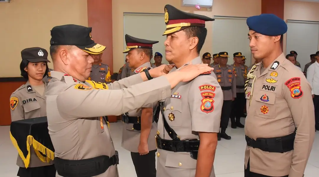 Kapolda Sulteng Irjen Pol AGus Nugroho menyemaptkan tanda jabatan kepada Wakapolda Sulteng yang baru, Kombes Pol Kombes Pol Helmi Kwarta Kusuma Putra Rauf pada sertijab di Palu, Rabu (20/11/2024). (Foto: Humas Polda Sulteng)