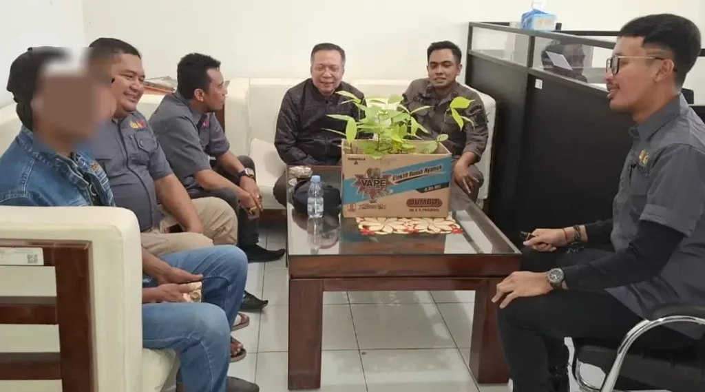 Tersangka dugaan mony politic di Pilkada Buol diserahkan ke Kejaksanaan Negeri Buol, Kamis (28/11/2024). (Foto: Humas Polres Buol)