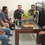 Tersangka dugaan mony politic di Pilkada Buol diserahkan ke Kejaksanaan Negeri Buol, Kamis (28/11/2024). (Foto: Humas Polres Buol)