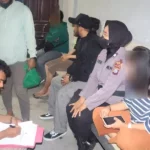 Petugas mendata seorang perempuan yang terjaring operasi Pekt Tinombala Polres Sigi di sebuah penginapan di Tinggede, Sigi, Sabtu (9/11/2024). (Foto: Humas Polres Sigi)