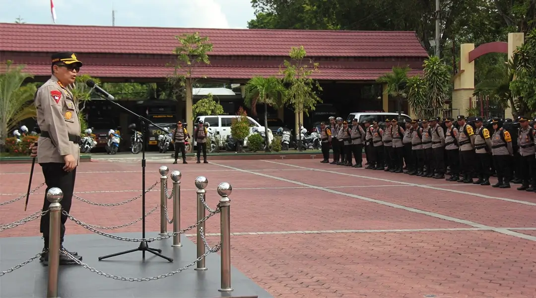 Kapolresta Palu, Kombes Pol Barliansyah (kiri) memimpin apel pergeseran pasukan dan pemeriksaan kesehatan pengamanan TPS di mapolresta Palu, Minggu (24/11/2024). (Foto: Humas Polresta Palu)