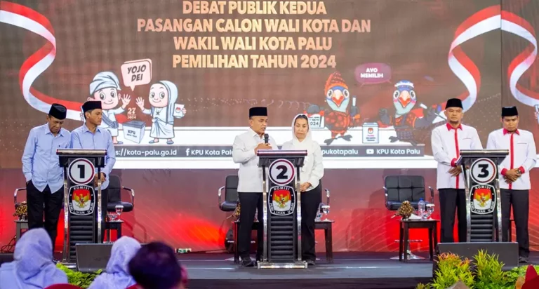 Tiga paslon Wali Kota dan Wakil Wali Kota Palu beradu argumen pada debat kedua di Palu, Kamis (7/11/2024). (Foto: beritapalu/bmz)